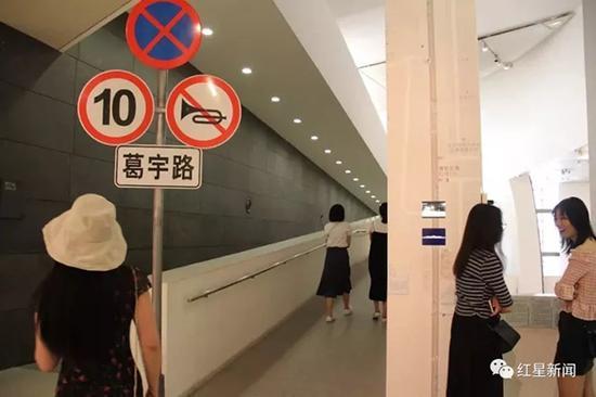 “葛宇路”路牌火了之后,还进入了美术馆展出。