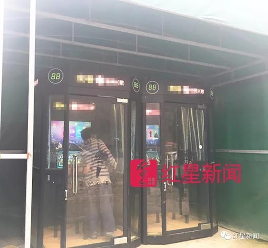 在湖北美术学院校外,葛宇路对K歌设备感到新奇。 红星新闻微信公众号 图
