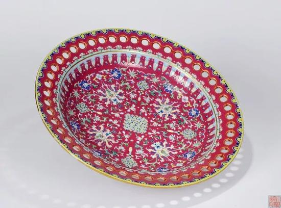 ★1168 清嘉庆  胭脂紫地粉彩蕃莲纹镂空折沿供盘