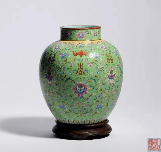 ★1166 清道光 粉彩绿地宝相花太白罐(带座)