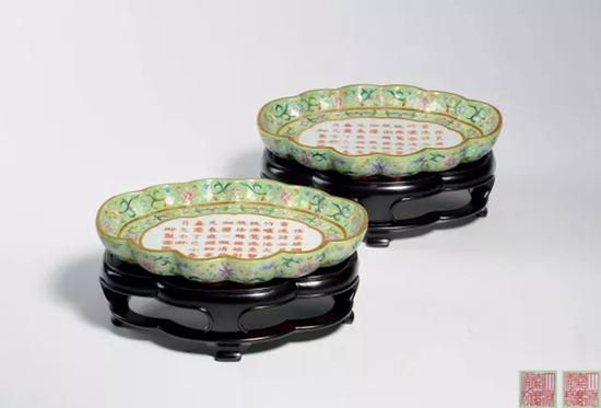 ★1163 清嘉庆 绿地粉彩御题诗海棠茶托(一对)