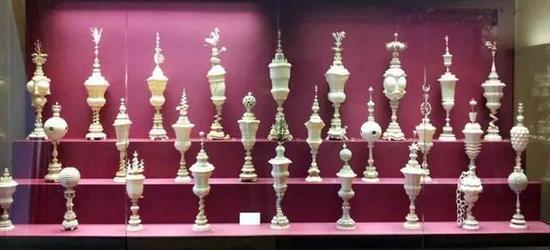 银器博物馆中展示的水晶、金银器和象牙瓶