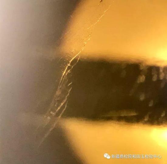 (上图)飘纱状的气泡群