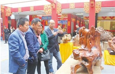11月12日,区收藏家协会木雕制作爱好者参观东阳木雕竹编工艺美术博览会。通讯员 王立军 摄