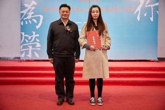 云南省文化厅党组书记、厅长李涛颁发铜奖——清华大学美术学院于婉莹
