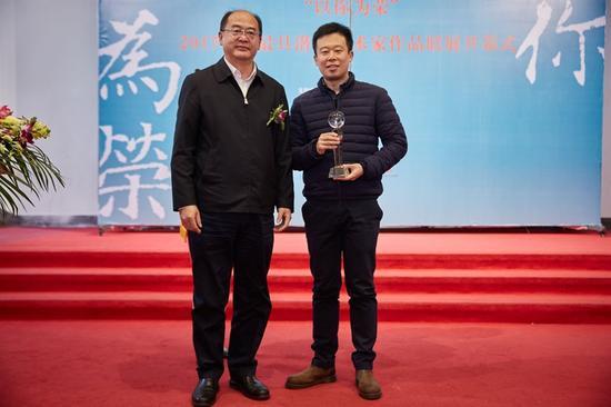昆明市委常委、宣传部部长金幼和颁发银奖——中央美术学院李卓