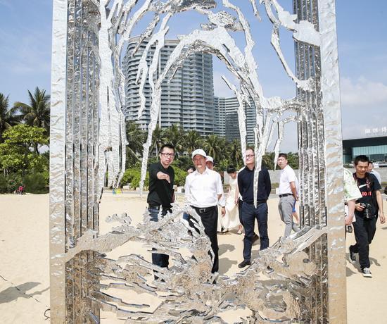 公共雕塑策展人卢征远为领导嘉宾现场导览