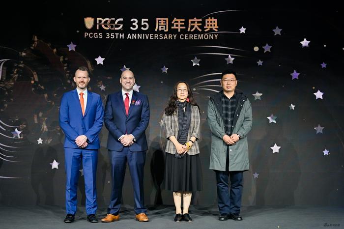 从左往右:美国驻上海总领事馆商务处商务领事Jeffrey D.Dutton杜杰夫先生、PCGS国际业务副总裁Michael Oviedo欧睿哲先生、上海造币有限公司企业级专家常欢女士、上海造币有限公司高级工艺美术师廖博先生