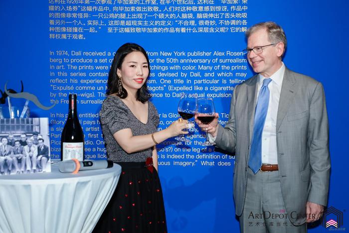 艺术仓库当代艺术中心创始人及中方策展人Serena Zhao、瑞士联邦驻华特命全权大使罗志谊博士阁下在本次的展览开幕上预祝艺术大展开幕取得圆满成功