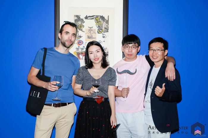 ArtDepot艺术仓库创始人,本次中方策展人Serena Zhao与策展人Jeremy,艺术家张占占及友人