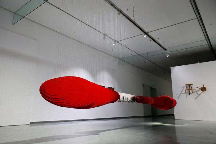 汤杰《红白》,2019,600x110x55cm,交互装置 金属片、电子组件