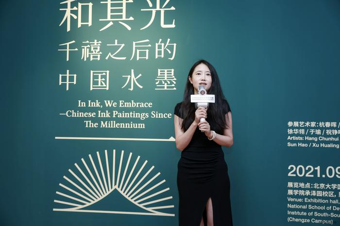 艺术家代表徐华翎女士致辞