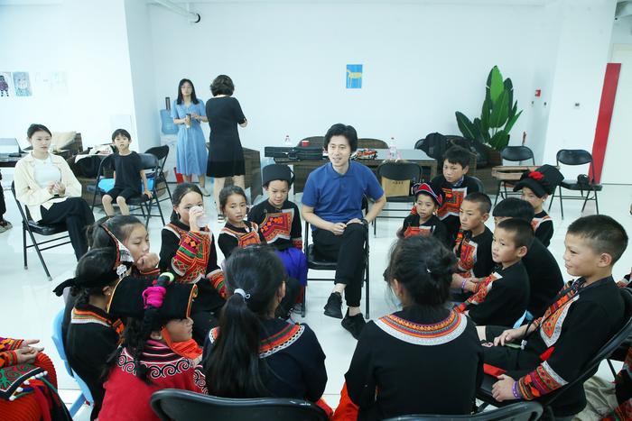 中国人民大学艺术学院副院长、著名中提琴演奏家齐悦在与孩子们交流