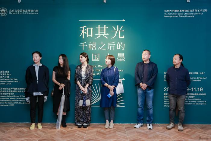 开幕致谢参展艺术家(从左起:康春慧、徐华翎、于瑜、祝铮鸣、马骏、刘琦)