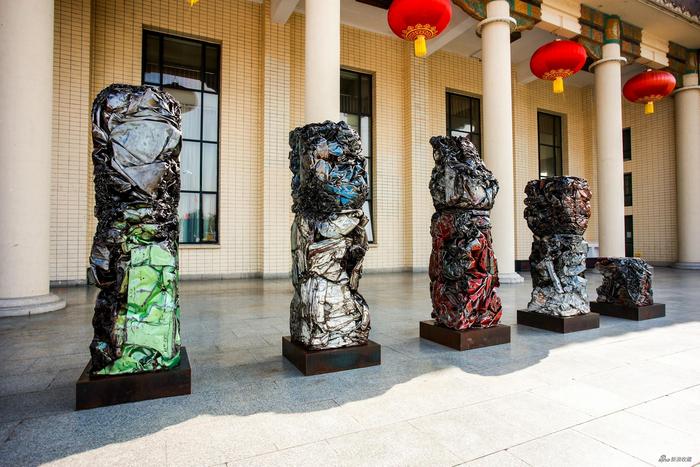 徐渠 复活雕塑,2020-2021 各色车壳和铁,锌,80 × 80 × (100-265) cm × 5 致谢艺术家与当代唐人艺术中心