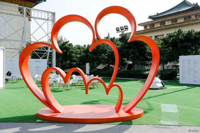 艾敬 怀抱二号,2018 橙红色喷漆不锈钢,406.8 × 315.3 × 200 cm 致谢艺术家