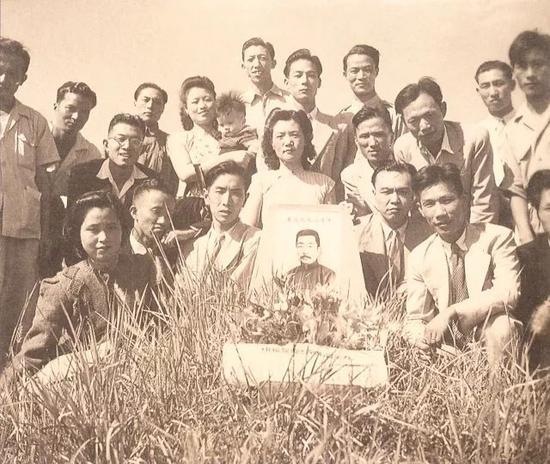 1946年9月“抗战八年木刻展”开幕前木刻家前往鲁迅墓献花