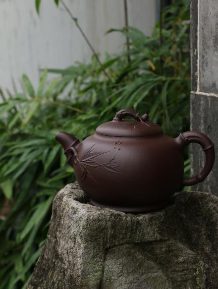 艺术家范黎风作品 缘竹壶 泥料:紫泥 年代:2015 容量:500 CC