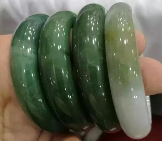 由左至右,随氧化程度的加深,翡翠手镯的颜色由暗绿色逐渐泛黄色
