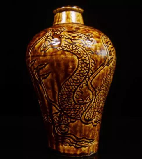 拍品:清 酱釉龙纹梅瓶 估价:1600-2000元