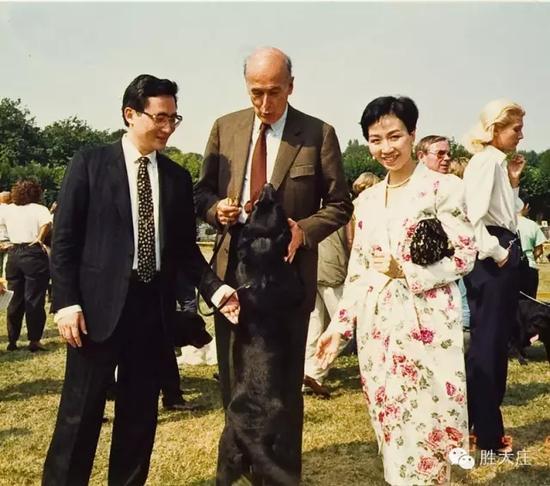 法国总统季斯卡。德斯坦与李志仁总裁伉俪 摄于巴黎古堡家中