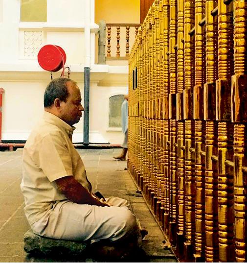 在兰卡康堤(Kandy)佛牙寺祈祷的人