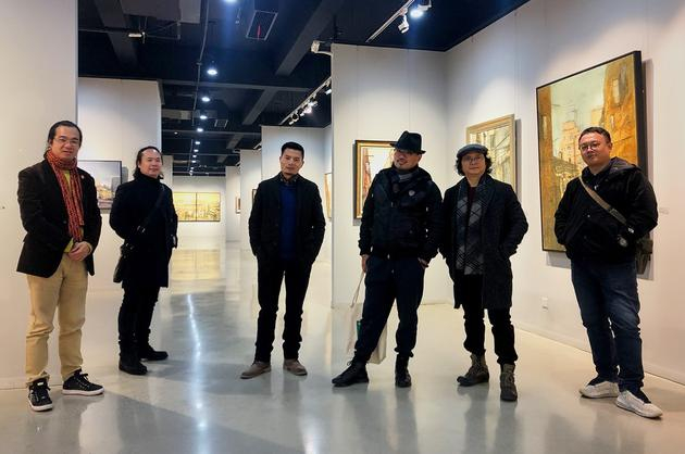 艺术展现场~策展人陈屹先生(左一)、油画家孙志奎老师(左二)、艺术家姚冬青先生(右三)、雕塑家叶青先生(右三)、雕塑家潘东华先生(右二)、设计师冯一峰先生(右一)