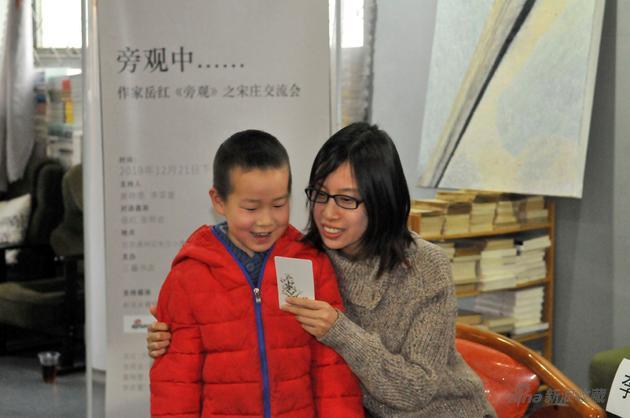 岳红《旁观》交流会主持人李奕萱现场与小读者互动