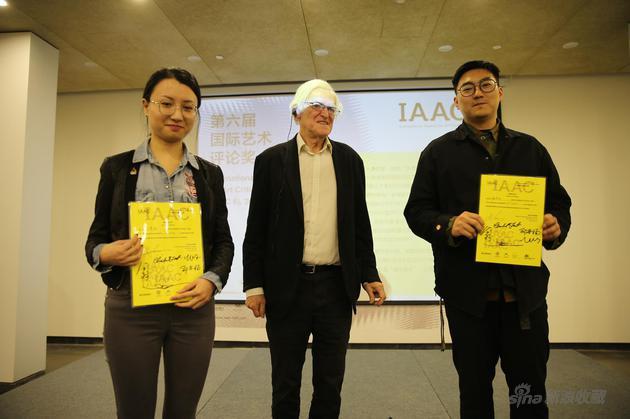 Henry Meyric Hughe为二等奖获得者 蒲英玮、李素超颁奖并合影