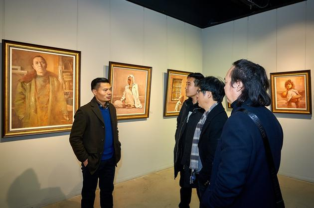 艺术展现场~艺术家姚冬青先生(左一)、油画家陈迪先生(右三)、油画家孙化一教授(右二)、油画家孙志奎老师(右一)