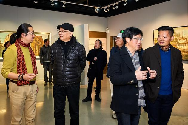 艺术展现场~策展人陈屹先生(左一)、油画家徐伟徳教授(左二)、油画家孙化一教授(右二)、艺术家姚冬青先生(右一)
