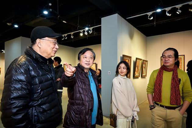 艺术展现场~油画家徐伟徳教授(左一)、艺术家翟勇教授(左二)、油画家陈玲小姐(右二)、策展人陈屹先生(右一)