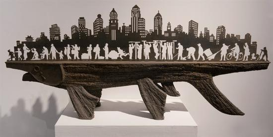32、项金国 《江城印象》钢,88cm×200cm×38cm,2008年 湖北美术馆藏