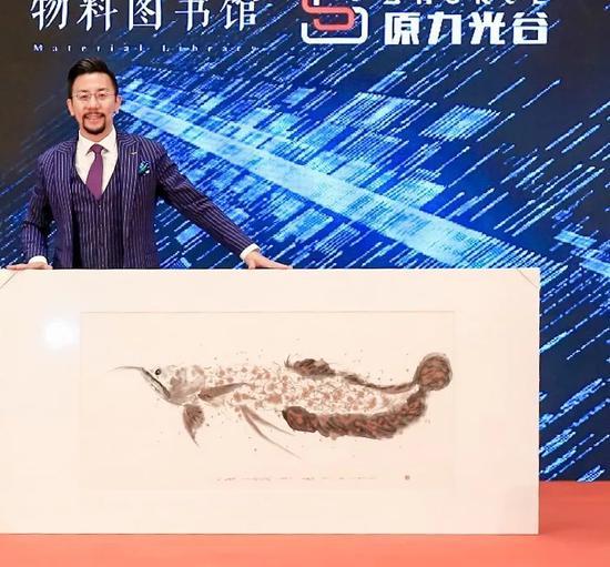 为了祝贺胡润百富榜连续发布二十周年,当代水墨大鱼艺术家柏豪向胡润和吕能幸赠送了自己的新作,将他对胡润百富、胡润艺术荟以及胡润光谷的美好祝愿用画作表达出来