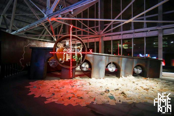 朱玺 《历史公式》 金属,标本,软性灯管,书籍,工业风扇 900cm×250cm×500cm 2019