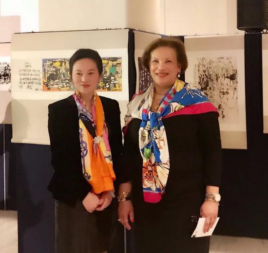 联合国大会事务部副秘书长凯瑟琳·波拉德女士和画家樊蕾在活动现场合影