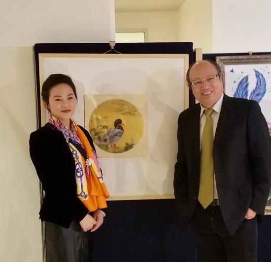 新华社联合国分社社长马建国和画家樊蕾在活动现场合影