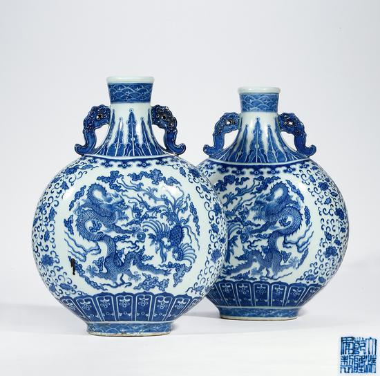 清光绪 青花龙凤呈祥图螭龙耳抱月瓶(一对) H:45cm 来源:国营文物店旧藏