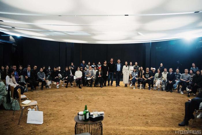 (中间四人左起)KOSMOS发起人童岚、嘉宾许知远、学术主持陈嘉映、KOSMOS发起人汪莎与到场学员和嘉宾合影