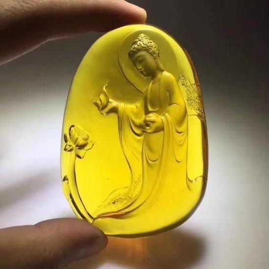 缅甸琥珀雕刻的佛像