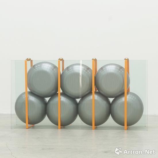 王恩来《玻璃,橡胶球与捆扎带》 装置 240x45x120cm 2017