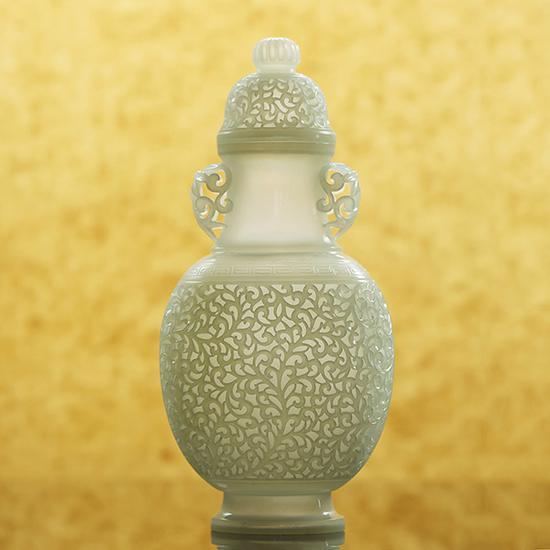 LOT2981和田玉缠枝纹薄胎瓶 19.5×9.2×6.1cm 171.5g