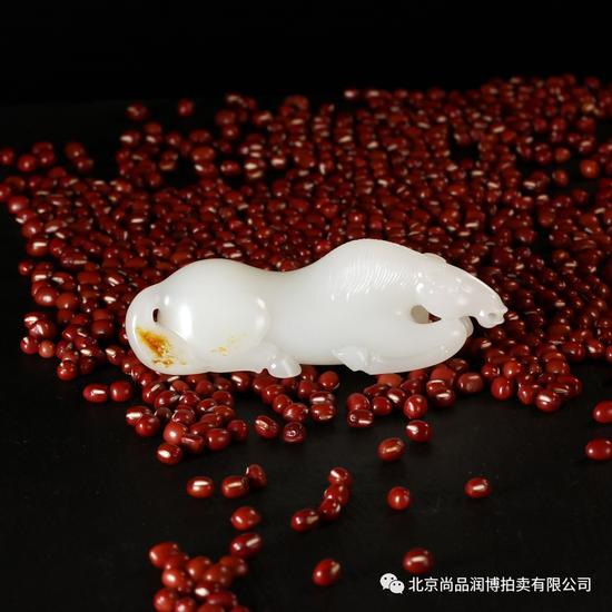 02757 陈良 中国玉石雕刻名家 陈良 新疆和田玉籽料一马当先把件 规格:9.3×2.5×3.2cm 重量:95g 白度:羊脂 脂份:极高 密度:极好 款识:良 起拍价:RMB 250000