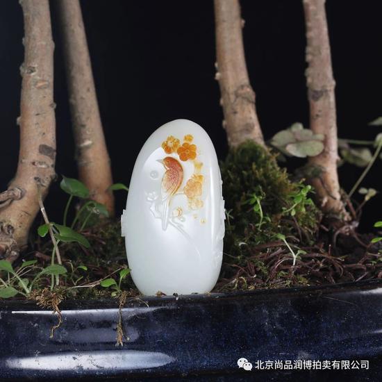 02750 葛洪 中国玉石雕刻大师 葛洪 新疆和田玉籽料喜上眉梢 规格:5.8×3.1×2.4cm 重量:78g 白度:一级 脂份:高 密度:好 款识:纤 起拍价:RMB 180000 附艺术家证书