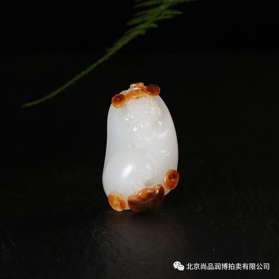02744 张克山 中国玉石雕刻名家 张克山 新疆和田玉籽料财神 规格:4.2×2.5×1.3cm (独籽) 重量:23.8g 白度:羊脂 脂份:极高 密度:极好 款识:山 起拍价:RMB 160000 附艺术家证书