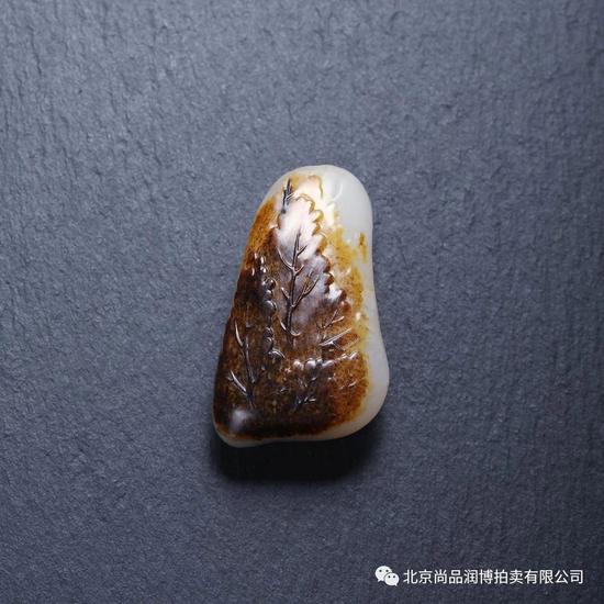 02746 瞿利军 中国玉石雕刻大师 瞿利军 新疆和田玉籽料秋山隐逸 规格:5.2×3.2×1.5cm (独籽) 重量:44.5g 白度:一级 脂份:高 密度:好 款识:中鼎 起拍价:RMB 90000 附艺术家证书