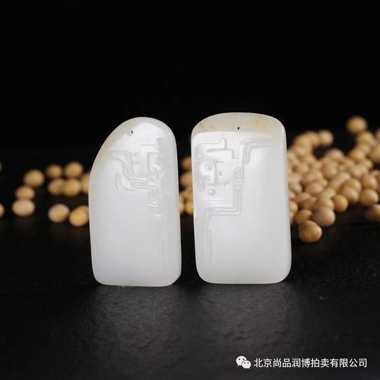 02756 杨曦 中国玉石雕刻大师 杨曦 新疆和田玉籽料龙凤对牌 规格:4.7×2.5×0.7cm 4.7×2.6×0.7cm 重量:40.3g 白度:一级 脂份:高 密度:好 款识:龍 起拍价:RMB 120000