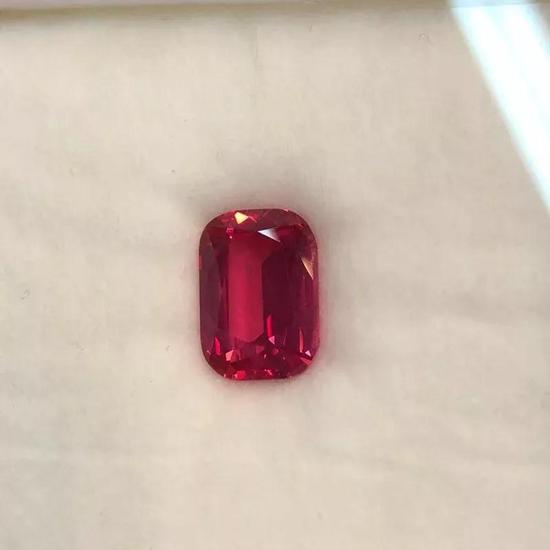 尖晶石220000美金/粒