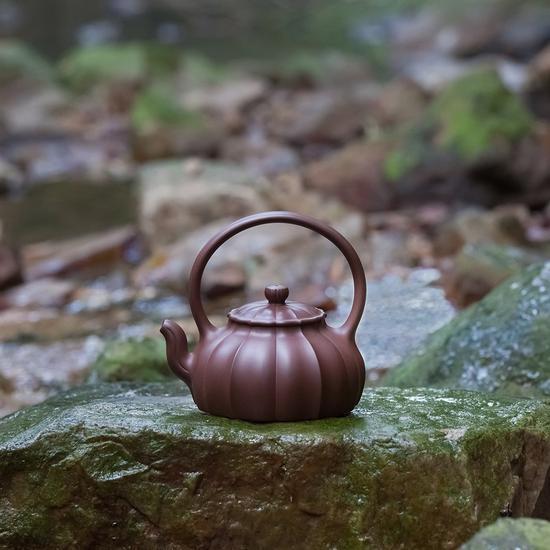 艺术家袁国强作品 月色菱花壶 泥料:紫泥 年代:2016 容量:600cc