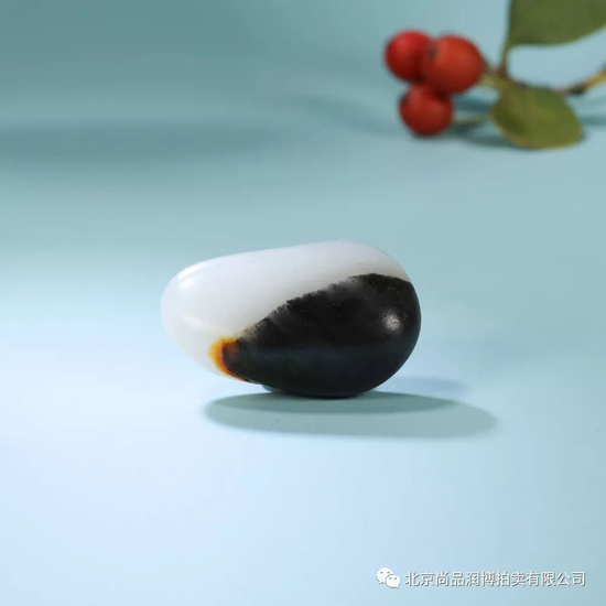 02921 新疆和田玉青花籽料原石 规格:3.0×1.8×1.1cm 重量:10g 白度:羊脂 脂份:极高 密度:极好 RMB:100000-120000